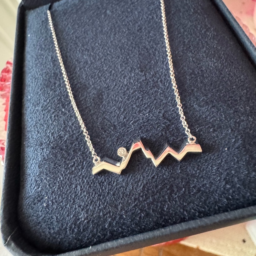 14k White Gold Mountain Outline Necklace 18” - Picture 5 of 15